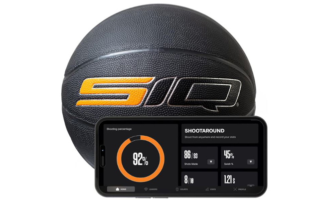 3 entraîneurs de basketball connectés via application