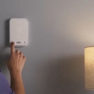 Thermostat intelligent Carrier avec écran LED et support magnétique
