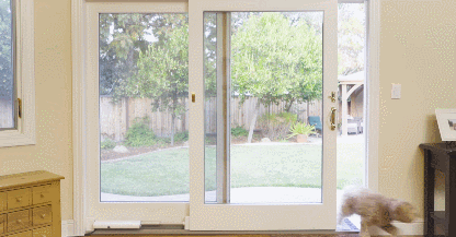 Wayzn transforme n’importe quelle porte en verre coulissante en une porte pour animaux contrôlée par application