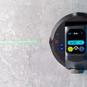 Niveau laser M-Cube 02 défiant la gravité avec application