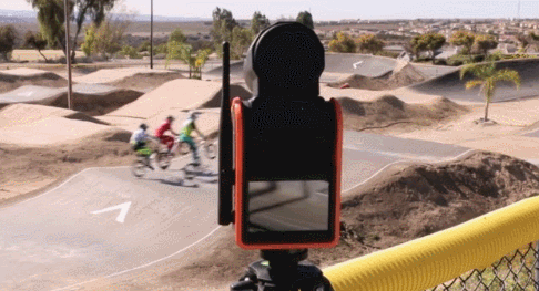4 robots qui gardent votre tablette ou votre smartphone camera pointé sur vous