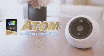 4 robots qui gardent votre tablette ou votre smartphone camera pointé sur vous