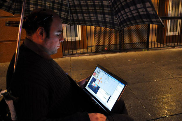 3 fauteuils roulants contrôlés par smartphone