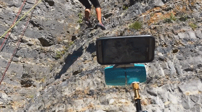 4 robots qui gardent votre tablette ou votre smartphone camera pointé sur vous
