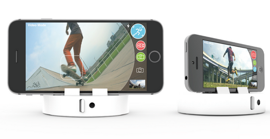 4 robots qui gardent votre tablette ou votre smartphone camera pointé sur vous