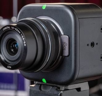 Caméra de streaming en direct 4K contrôlée par l&rsquo;application Logitech Mevo Core avec objectif interchangeable