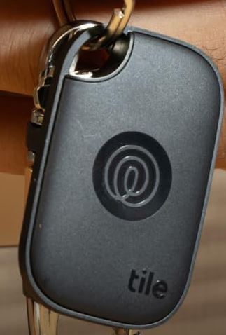 Traceur Bluetooth Tile Pro pour iOS et Android (Édition 2024) avec bouton SOS