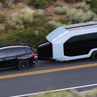 Application Pebble Flow – Remorque de voyage électrique connectée avec accrochage automatique et stationnement à distance