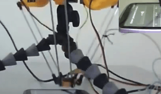 Robot qui craque le code d’accès d’un smartphone à l’aide d’une attaque par force brute