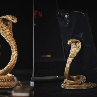 Support iPhone en laiton concussion main avec yeux en pierres précieuses en forme de cobra