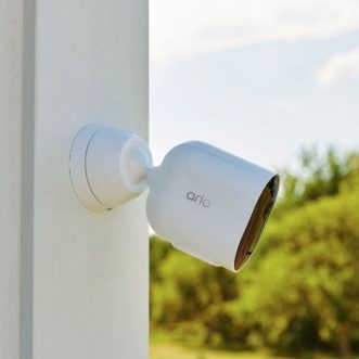 Arlo présente la caméra de sécurité Pro 5S 2K avec un angle de vue de 160 degrés, une sirène et une vision nocturne en couleurs