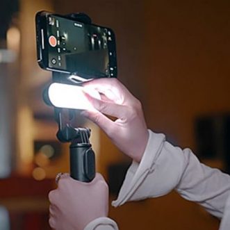 Stabilisateur de smartphone avec lumière de remplissage et application