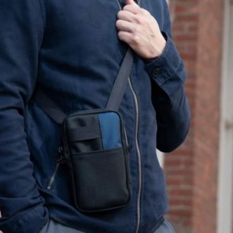 Étui crossbody iPhone de WaterField qui contient vos clés, votre portefeuille et vos AirPods