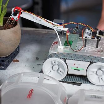 Robot programmable Sphero RVR+ en blocs, JavaScript, avec application