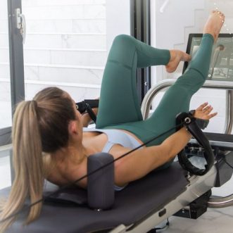 Réforme RX Connected Pilates Reformer avec écran tactile et capteurs