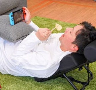 Oreiller Utsubusene de Thanko pour utiliser son smartphone ou sa tablette allongé sur le ventre