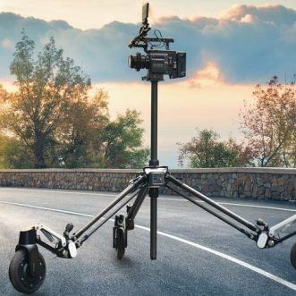 Robot de tournage connecté avec stabilisation électronique pour une réalisation de films fluide